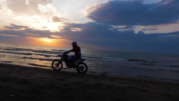 Coureur de motocross expérimenté promenades moto enduro — Video