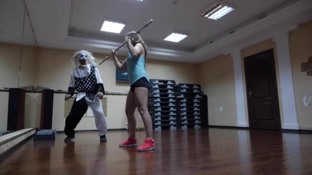 Νεαρή αθλητική γυναίκα με μεταλλικές κούνιες για φοβικά κλόουν — Αρχείο Βίντεο