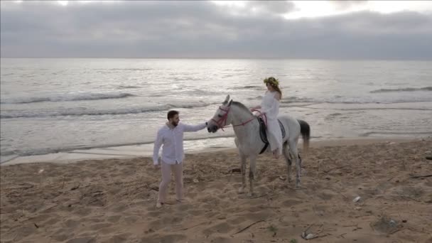 Bello Uomo Piedi Nudi Camicia Bianca Pantaloni Marroni Conduce Cavallo — Video Stock