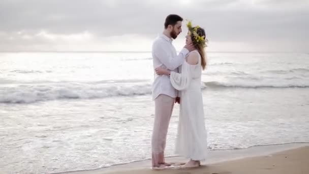 Liebendes Barfußpaar Weißen Kleidern Steht Sandstrand Und Umarmt Sich Unter — Stockvideo