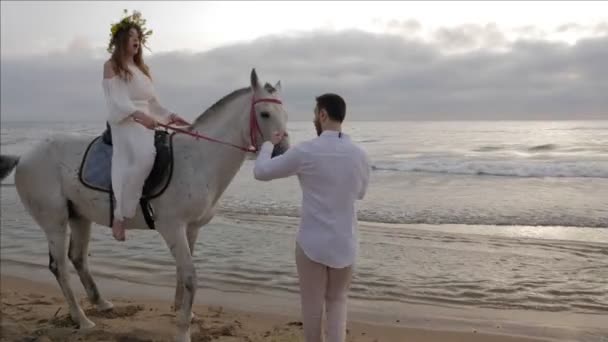 Bello Ragazzo Tiene Cattivo Pedigree Cavallo Con Giovane Donna Bianco — Video Stock