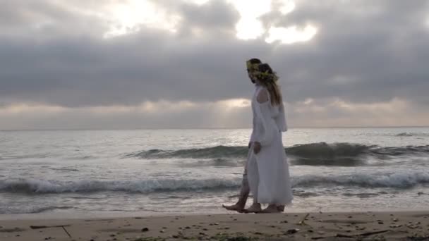 Romantiskt Barfota Par Kärlek Promenader Längs Sandstranden Mot Skummande Havsvågor — Stockvideo