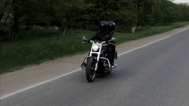 Pessoas Capacetes Pretos Andam Moto Moderna Longo Estrada Asfalto Cinza — Vídeo de Stock