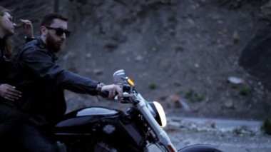 güzel çift motosiklet durur ve kıvırcık saçlı Bayan yolda bisiklet üzerinde güneş gözlüğü adam yakın standları