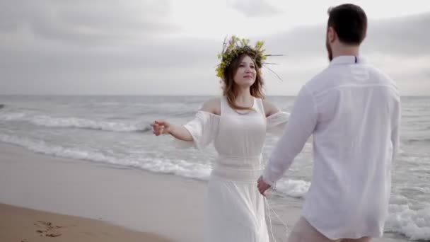 Morena Feliz Vestido Verão Branco Longo Guirlanda Amarela Corre Pula — Vídeo de Stock