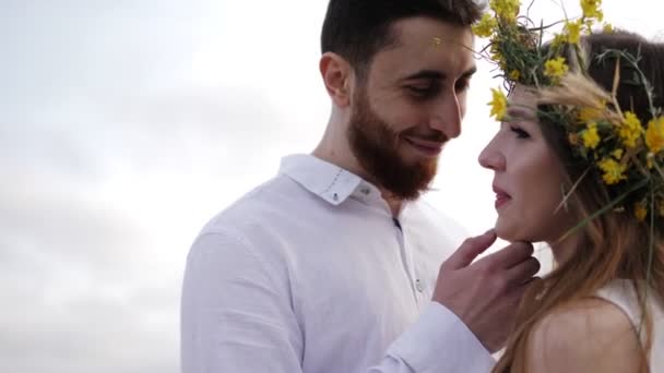 Usmívající Chlapík Bílé Košili Vypadá Krásnou Ženu Žlutým Květináčkem Hlavě — Stock video