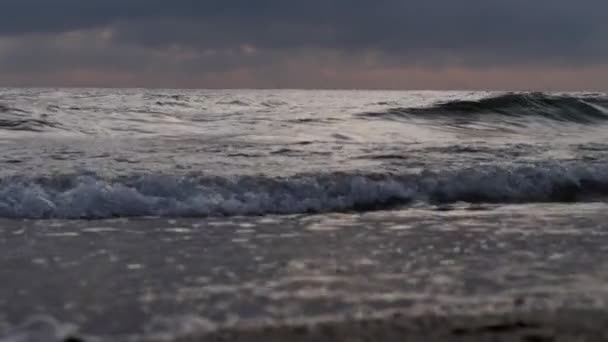 Вспенивающиеся Морские Волны Катятся Песчаному Пляжу Оранжевым Небом Горизонте Закате — стоковое видео