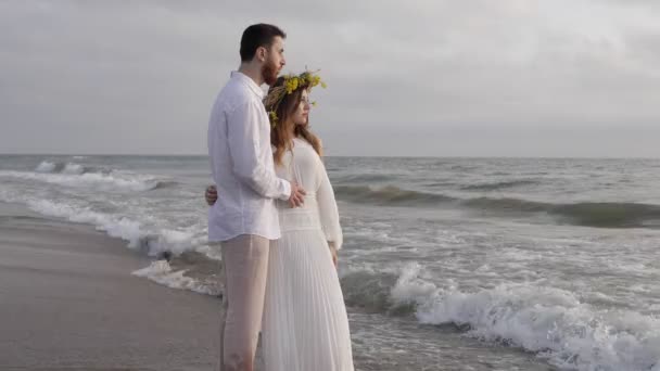 Mujer Vestido Blanco Largo Corona Amarilla Abrazando Novio Barbudo Playa — Vídeo de stock