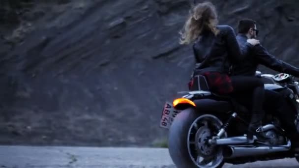 Emocionante Pareja Chaquetas Ciclista Negro Paseos Motocicleta Moderna Largo Camino — Vídeo de stock