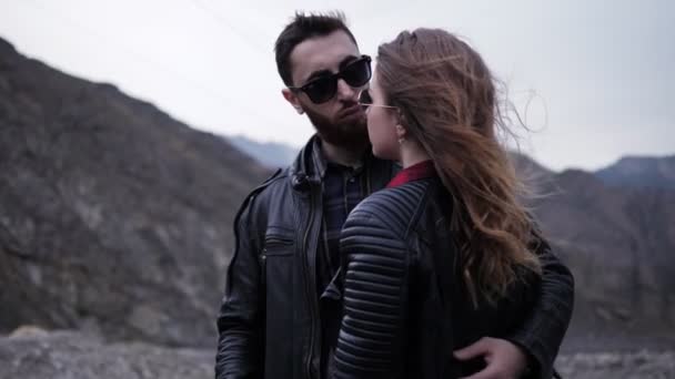 Romantic Couple Black Dressing Sunglasses Hugs Brown Rocky Hills — Stock Video