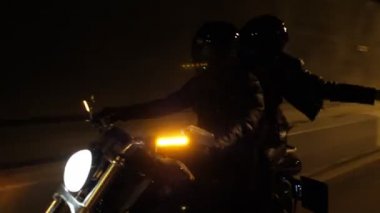 siyah deri giyinme ve kask motosikletçi çift aydınlatmalı dağ tüneli boyunca hızlı sürücüler