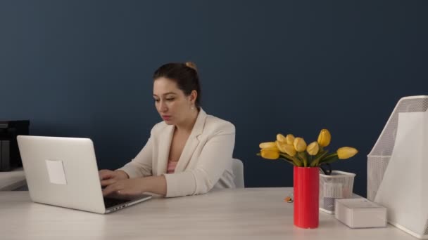 Señora Confiada Chaqueta Blanca Utilizando Internet Escribiendo Ordenador Portátil Moderno — Vídeo de stock