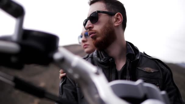 Mladý Stylový Zamyšlený Pár Paprskových Brýlích Sedí Motocyklu Stříbrnou Rukou — Stock video