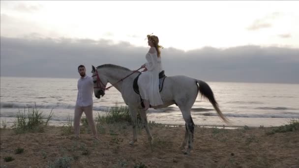 Cara Camisa Branca Leva Cavalo Cinza Com Namorada Vestido Branco — Vídeo de Stock