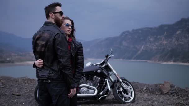 Uomo Barbuto Abbraccia Bella Donna Bruna Contro Moto Nera Lago — Video Stock