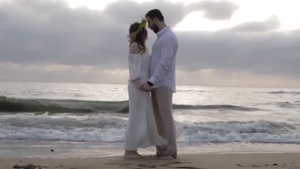 Romantisch Paar Staat Zandstrand Tegen Schuimende Zee Golven Onder Grijze — Stockvideo