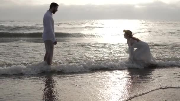 Mädchen Weißem Kleid Silhouette Spritzt Meerwasser Reflektiert Abendsonne Der Nähe — Stockvideo