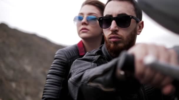 Hübsches Mädchen Schwarzer Biker Lederjacke Umarmt Gutaussehenden Mann Mit Sonnenbrille — Stockvideo