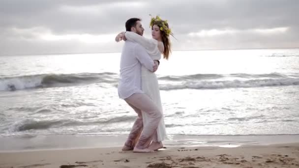 Cara Barbudo Levanta Senhora Branco Vestido Torções Braços Praia Areia — Vídeo de Stock