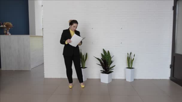 Stilvolle Dame Schwarzen Anzug Blickt Auf Urkundenpapiere Und Tanzt Vor — Stockvideo