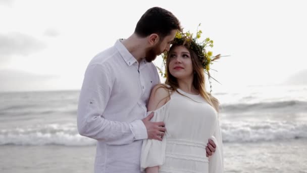 Hombre Barbudo Camisa Blanca Abraza Sonriente Dama Vestido Verano Contra — Vídeo de stock