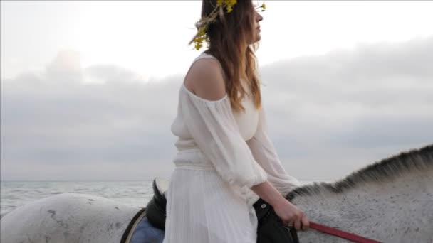 Pretty Lady White Open Shoulder Summer Gown Rides Grey Horse — Stock Video