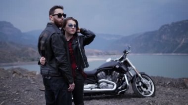 güneş gözlüğü güzel kız modern motosiklet ve resimsel Yaylası karşı gevşek kıvırcık saç kucaklıyor adam giderir