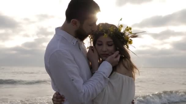 Bonito Homem Abraços Longo Cabelos Morena Com Amarelo Flor Guirlanda — Vídeo de Stock