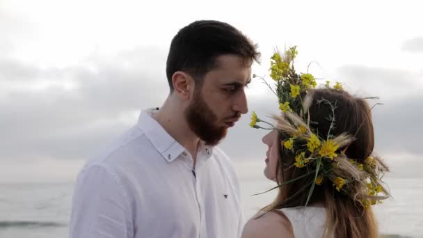 Chico Guapo Con Barba Mira Señora Espigas Trigo Guirnalda Flores — Vídeo de stock