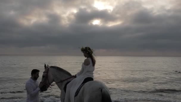 Muskularny Człowiek Sylwetka Zwierzęta Koń Pani Długi Lato Sukienka Siedzący — Wideo stockowe