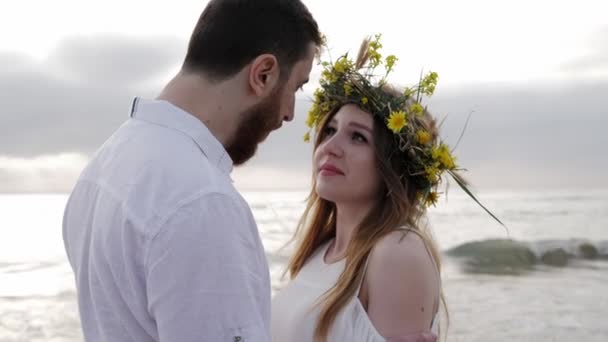 Dame Souriante Robe Été Blanche Écoute Sérieux Copain Barbu Contre — Video