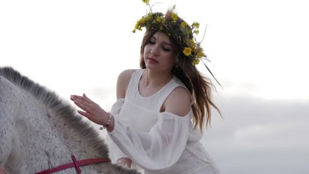 Bonita Morena Con Suelto Fluir Pelo Mascotas Gris Caballo Mientras — Vídeo de stock