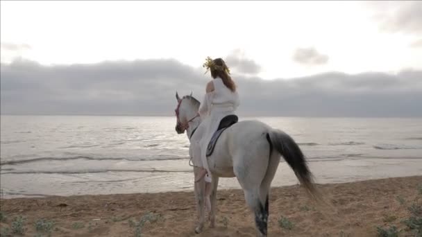 Uomo Forte Conduce Cavallo Con Fidanzata Ghirlanda Fiori Onde Marine — Video Stock