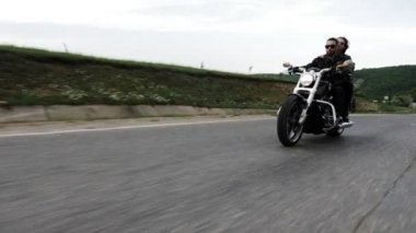 siyah deri ceketler çift beyaz Far ile modern motosiklet binmek