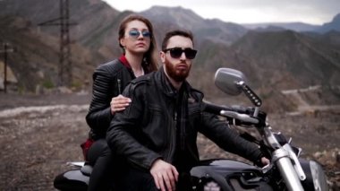 aşk şık çift akşam kahverengi kayalık dağlara karşı modern siyah gümüş motosiklet oturur