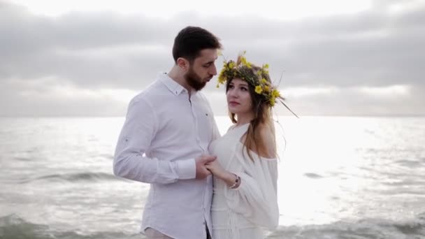 Ρομαντικό Ζευγάρι Λευκά Ρούχα Αγκαλιάζει Στέκεται Ενάντια Απεριόριστη Θαλάσσια Κύματα — Αρχείο Βίντεο