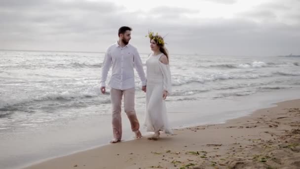 Barefoot Meisje Lange Witte Zomer Jurk Wandelingen Langs Zandstrand Het — Stockvideo