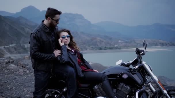 Tremenda Pareja Vestidor Negro Con Motocicleta Moderna Relajarse Lago Tranquilo — Vídeo de stock