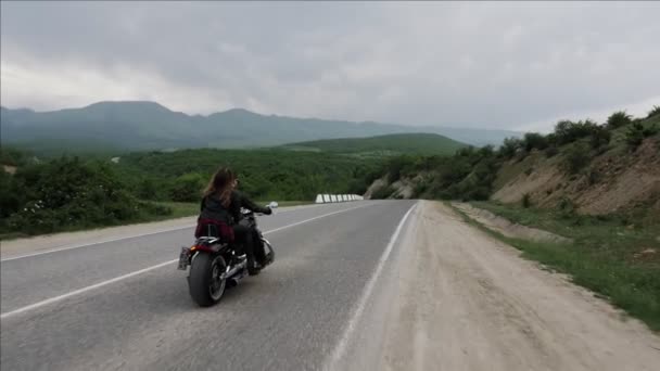 Paar Rijdt Moderne Motorfiets Langs Asfalt Weg Tegen Picturale Heuvels — Stockvideo