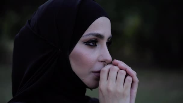 Muhteşem makyaj ile Arap Bayan karanlık hijab ve dua giyer — Stok video