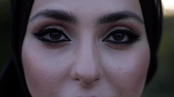 Прекрасная арабская женщина с макияжем и выразительными глазами — стоковое видео