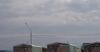 Siyah ceket ve beyaz pantolon esmer at durur