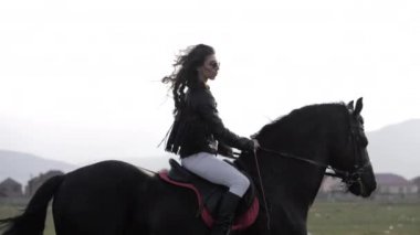 esmer güneş gözlüğü sürmek at tutma halter ve kırbaç