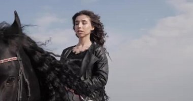 siyah deri ceket sürmek at güzel esmer