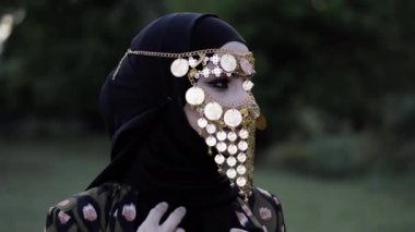 hijab ve köpüklü altın sikke yüz peçe Arap Bayan
