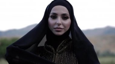 ferace elbise hijab Bayan dağlara karşı standları
