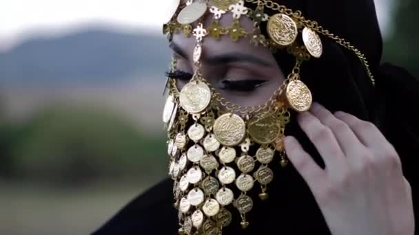 Женщина с ярким макияжем в золотой племенной вуали — стоковое видео
