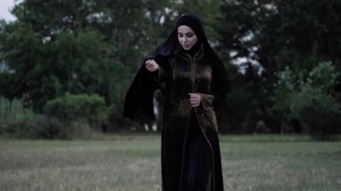abaya elbiseli arap bayan rüzgara karşı hijab hem tutar