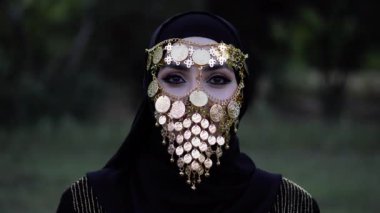 mükemmel makyaj ile harika kadın sikke yüz peçe giyer