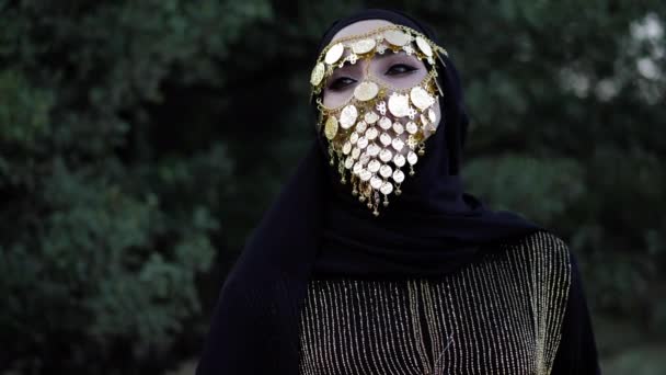 Dama con hermoso maquillaje lleva traje árabe tradicional — Vídeo de stock